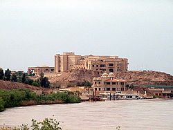 从底格里斯河北岸眺望萨达姆总统府，摄于2003年4月