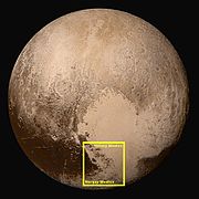 冥王星 －方框中是希拉蕊山脈和諾蓋山脈 （前後關係：2015年7月14日）