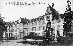 Cour d'honneur et façade sud de l'ancienne école secondaire diocésaine du Sacré-Cœur de Conflans, désormais médiathèque de l'architecture et du patrimoine.
