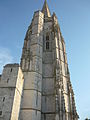 Le clocher-porche de l'église s'élève à 85 mètres de hauteur.