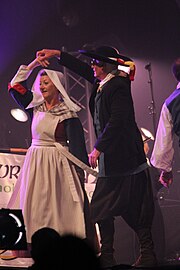 Vue en couleur de deux danseurs en costume paludier traditionnel.