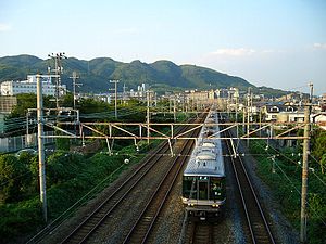 天王山をバックに走る普通列車 （2006年9月、山崎 - 島本間）