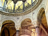 Décoration des arcades inférieures regardant vers le vaisseau central : entrelacs de feuilles d'acanthe délicatement sculptées dans le marbre blanc, c'est un motif assorti à ceux des chapiteaux byzantins qui portent les arcades.
