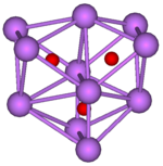 三个两两共面的正八面体的球棍模型。三个正八面体有一条共用棱。这一结构的11个顶点上的紫色球代表铯，每个八面体中心的小红球代表氧。