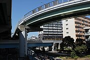 路線東側は高架区間（上社駅付近） 名古屋のベッドタウンと都心を連絡する。直上道路は名二環上社JCT。