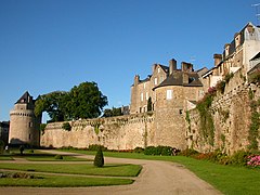 Tour du Connétable, remparts et jardins.