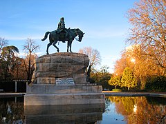 Monument to General Arsenio Martínez Campos, by Mariano Benlliure. Its location in Madrid's Retiro Park gave rise to a certain mischievous interpretation, since it turns its back on the nearby Monument to Alfonso XII.