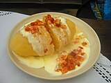 立陶宛飲食的代表料理Cepelinai，由馬鈴薯、絞肉、奶油與蘑菇製成