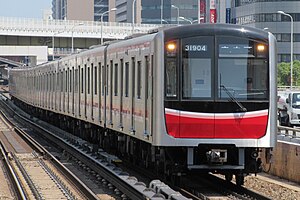 御堂筋線で運用されている30000系電車 （後期車 2017年5月 西中島南方駅）