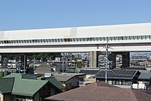 第二東名としては中京地区が最も早い開通を見たが、東京 - 名古屋 - 神戸間の国土軸を形成するのはしばらく後のことで、当面は当該地区のネットワーク構築が優先されることから[243]路線名も伊勢湾岸自動車道を称した[108]。 画像左 : 第二東名として最初の開通区間である名古屋南IC - 東海IC間（東海市名和町）。画像右 : 第二東名として先行開通した豊田東JCT以西の区間を刈谷ハイウェイオアシスから望む。画像奥の名港トリトンの主塔が垣間見えるところが第二東海自動車道の終点の名古屋港方面。