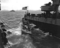 1950 年 11 月，在 朝鮮鎮南浦附近的排雷作業中，一艘LCVP在卡特蒙特號(LSD-17)的船旁翻滾