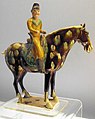 Figurine sancai (« trois couleurs ») de la dynastie Tang, représentant un cavalier et sa monture