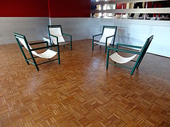 Salle de jeux avec fauteuils « Transat » créés en 1923-1925 pour la Villa Noailles.