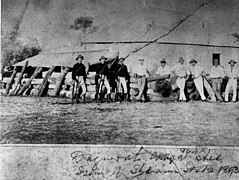 達格沃斯農場1894年被放火後建立的強化臨時羊毛坊。圖左的三名警察被認為是《叢林流浪》中提到的那三名。地主鮑勃·麥克弗森（Bob Macpherson，右四）則被認為是歌中的地主。[10]