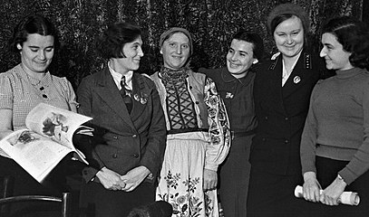 共青团中央委员会会议中途休息场景，安格林娜位于左数第二位（1936年7月14日由沙金拍摄）