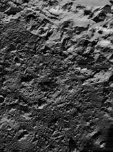 月球轨道器5号拍摄的东北坑底，显示了撞击熔化表面不规则的裂纹，光照源来自右下方。