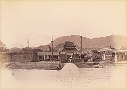 1898年的九龍寨城，圖中央為接官亭，亭前通道連接龍津石橋延伸出海