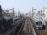 代々木上原駅手前の小田原線と千代田線の併走区間。内側2線が千代田線の線路、外側が小田原線の線路