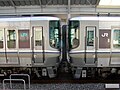 5000番台（右）と兄弟車であるJR四国5000系電車（左）との連結部。貫通幌を使用している。