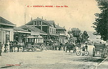 Carte postale d'un omnibus, de calèches et de piétons dans la rue avec des bâtiments au fond.