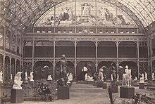 Vue photographique de l'intérieur du Palais, avec la présentation de sculptures lors du Salon de 1844.