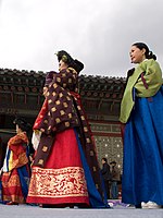 親蠶禮穿圓衫的王妃（左）和穿唐衣的尚宮（右）