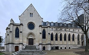 Façade principale de la chapelle de Conflans, située rue de l'Archevêché.
