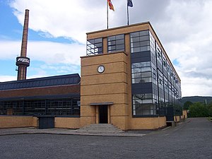 阿道夫·邁耶（英语：Adolf_Meyer_(architect)）和瓦爾特·格羅佩斯設計的阿尔费尔德法古斯工廠（1911-1913年）