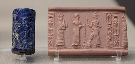 Sceau-cylindre avec impression, représentant un roi versant une libation devant Shamash, qui tient l'anneau/cercle et le bâton symbolisant l'équité. Ur, v. 1900 av. J.-C. British Museum.