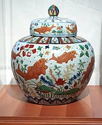 Porcelaine Jingdezhen polychrome wucai. Poissons et végétation aquatique. Règne Jiajing 1507-1567. H. 46 cm. Musée Guimet