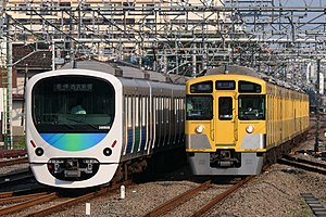新宿線を走行する 30000系（左）と新2000系（右） （2021年5月 新所沢駅）