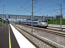 Une rame TGV Réseau traverse la gare Champagne-Ardenne TGV, sur ses voies centrales dépourvues de quais.