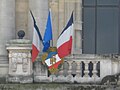 Porte-drapeaux au Palais du commerce, à Rennes (France).