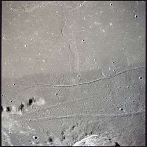 澄海中一些色调、颜色及结构对比反差大的月海物质。阿波罗17号拍摄的图像颜色显示，较暗物质早于上部区域较亮物质。