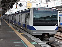 土浦駅で半自動扱い中のJR東日本E531系電車。客用扉は閉まっているが車側灯が点灯している。