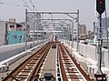 糀谷駅高架ホームより京急蒲田駅方を眺む。分岐器により京急蒲田1・4番線と接続する（2010年8月）