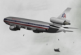 La porte du DC-10 explose.