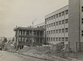 Construction du lycée Renoir à Limoges, vu depuis la rue Sainte Claire en 1966.