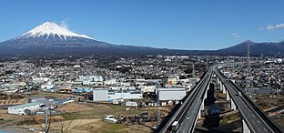 新富士高架橋。市街地を横断することから、近隣の日照に配慮して遮音壁は透明板を採用。富士山の眺望性も考慮している[394]。