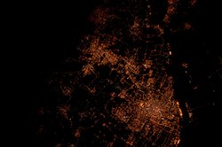 国际太空站宇航员拍摄长江三角洲城市群的夜色（仅有上海、苏州以及南通、无锡、嘉兴部分地区）