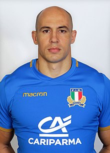 Sergio Parisse de face, habillé avec le maillot de l'équipe nationale d'Italie.