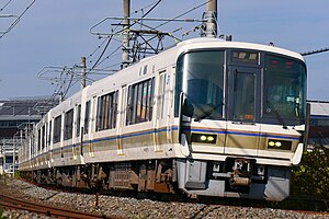 嵯峨野線を走行する221系による普通列車 （亀岡 - 馬堀間、2022年11月）
