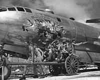 一队B-29的机组人员模仿机头绘饰，在當時不只B-29，在其他二戰飛機上也有很多類似塗鴉