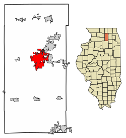 迪卡爾布位於伊利诺伊州迪卡爾布縣內的位置，以及後者在伊利诺伊州的位置