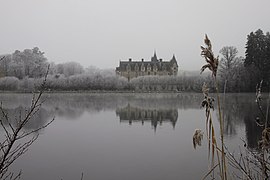 Le château de la Gascherie en hiver, au bord de l'Erdre, à La Chapelle-sur-Erdre.