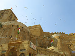 Le Suraj Pol est la porte principale de la citadelle de Jaisalmer, la seule ville fortifiée habitée d'Inde, mais également un site du Patrimoine mondial.