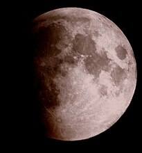2007年3月的月全食，地球移动的阴影帶出了月表的细节，第谷环形山巨大的射紋系统成为月球南半球一处醒目的特征。