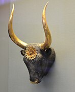 Rhyton en forme de tête de taureau. Argent et or. XVIe siècle. Musée national archéologique d'Athènes.