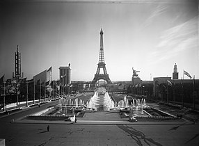 1937年巴黎世博會，納粹德國館（左）與史達林蘇聯館（右）相對。