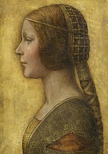 Portrait de profil gauche d'une jeune femme aux longs cheveux retenus en une natte soignée.
